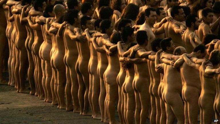 Спенсър Тюник – фотографът на голите тълпи (СНИМКИ)