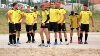 С група от 18 футболисти отборът на Ботев замина за