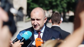 Държавният глава Румен Радев и днес коментира пред медиите скандалите