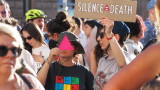 Manifestation et contre-manifestation contre l'interdiction de la propagande gay dans les écoles