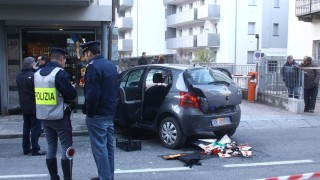 Най малко четирима души бяха ранени след като шофьор ги помете