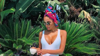 Николета Лозанова и Плажът с прасетата