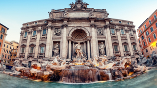 Кметът на Рим слага ръка на монетите от фонтана "Ди Треви"