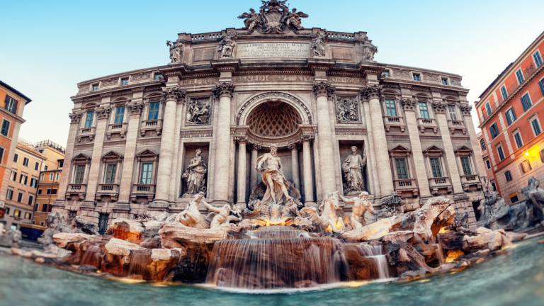 Кметът на Рим слага ръка на монетите от фонтана "Ди Треви"