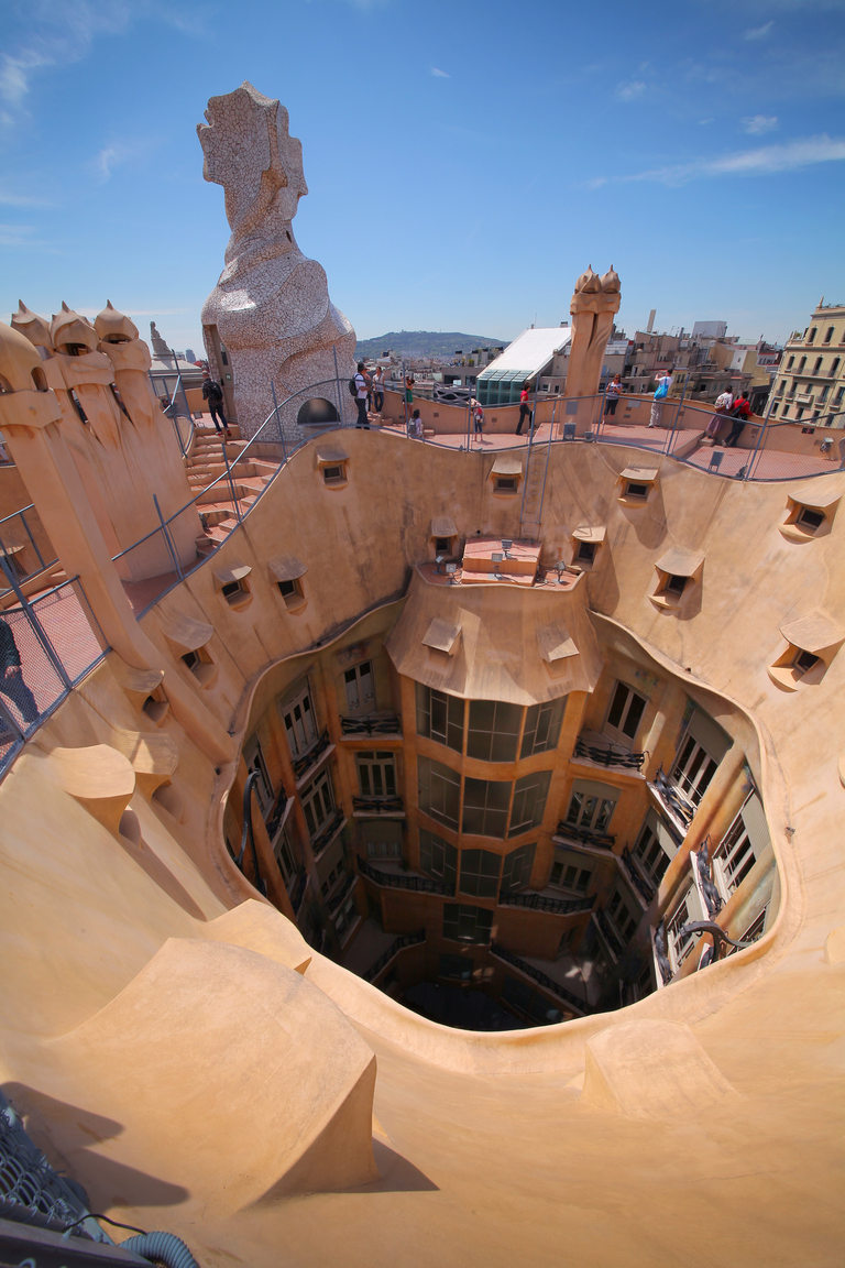 Casa Milà, поглед от покрива към вътрешния двор