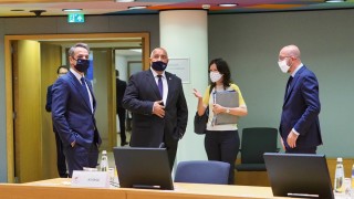 Борисов хванат на срещата на евролидерите да не носи маската си правилно