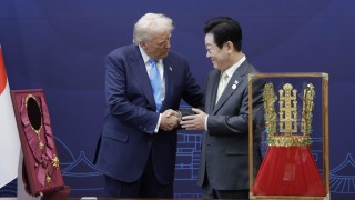Южна Корея посрещна президента на САЩ Доналд Тръмп с реплика