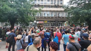 В триъгълника на властта се сляха двата протеста Част от