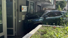 Кола се вряза в дентална клиника в София