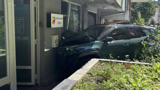 Кола се заби в дентална клиника в София съобщава bTV
