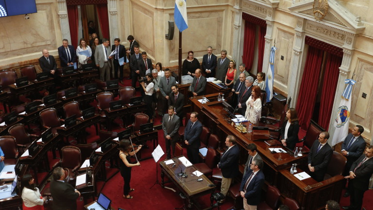 Сенатът на Аржентина прие спешен икономически пакет за излизане от кризата