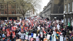 Хиляди британци поискаха нови избори на протест в Лондон 