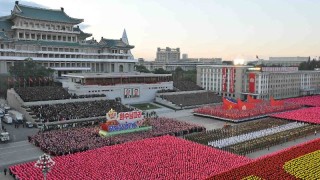Северна Корея проведе военен парад и демонстрация на пл Ким