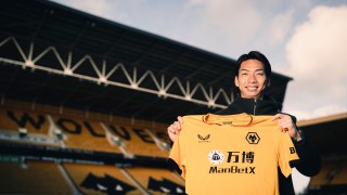 Уулвърхемптън подписа с японския халф Хаяо Кавабе Той се присъединява