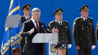 Украинският президент Петро Порошенко по време на военен парад по