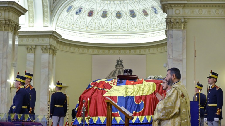 Допълнителни влакове в Румъния за погребението на краля