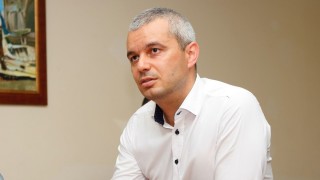 Лидерът на Възраждане Костадин Костадинов гласува с машина Гласувах България