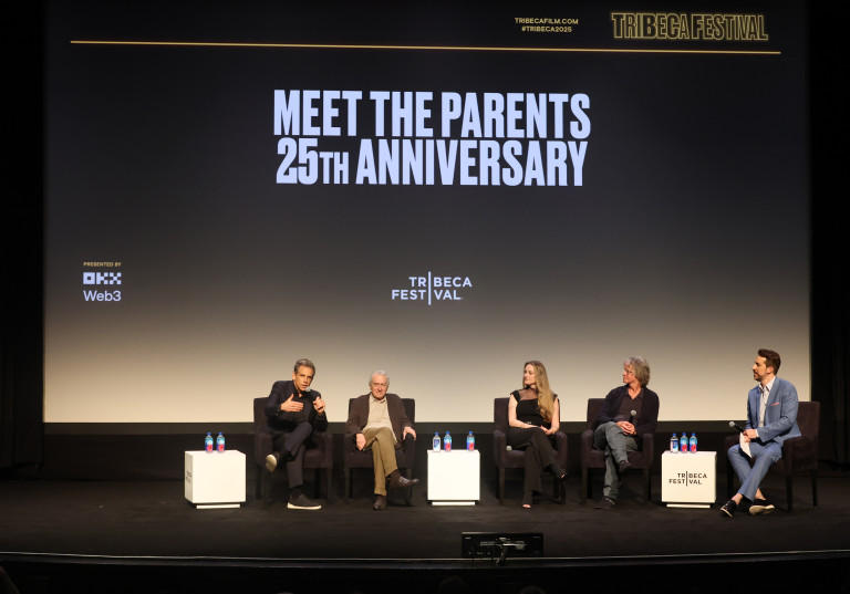 Екипът на „ Запознай се с нашите “ след прожекция за 25-ата годишнина от премиерата