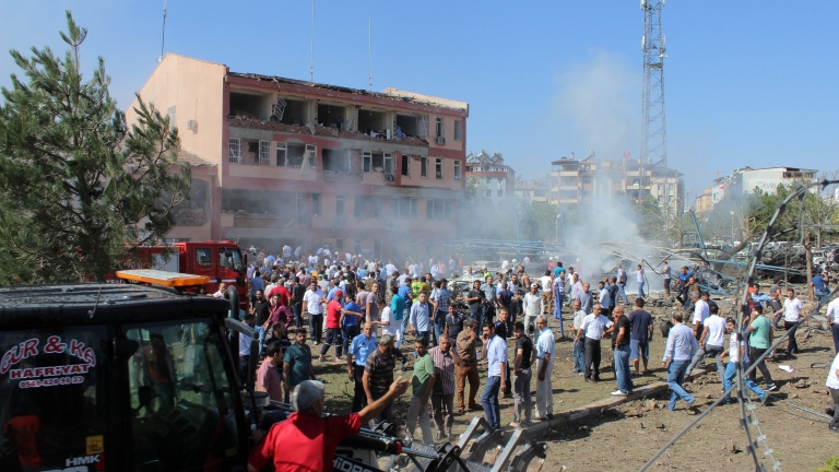 12 загинали и 300 ранени при атаките в Турция 