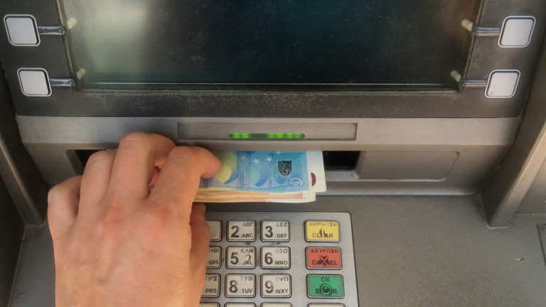 Властите в Гърция разбиха банда за точене на банкомати. Бандитите