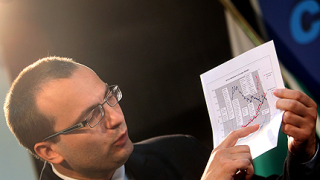 Окачете си портрет на Овчаров вкъщи, съветват от СДС