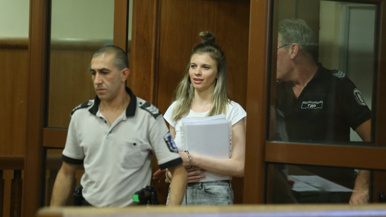 Певицата Лиляна Деянова - ЛиЛана остава в ареста. Това постанови