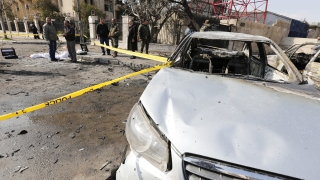 Трима атентатори самоубийци са се взривили близо до централата на