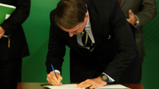 Президентът на Бразилия Жаир Болсонару се подписа под указ за