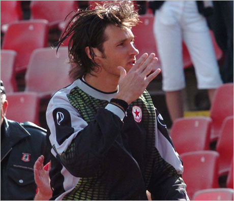 Хмарук подписа с Черно море