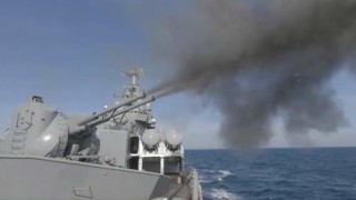 На флагманския крайцер Москва от Черноморския флот на Русия са се