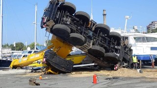 80 тонен кран се стовари върху лодки на яхтеното пристанище в