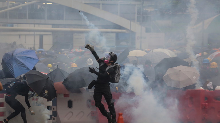 След месеци протести, Хонконг вече официално ще е в рецесия до края на седмицата