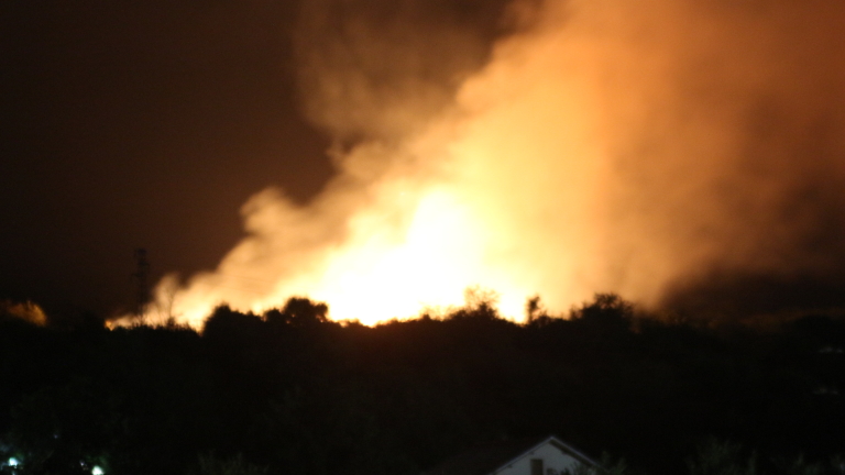 Пожар пламна във вилната зона на Казанлък