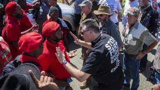 Бели фермери и противникови чернокожи протестиращи в Южна Африка си