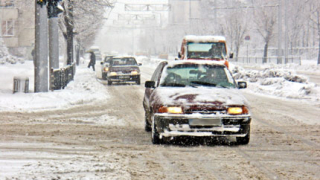 Засилен трафик, студ и снежни виелици
