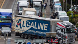  Гневни водачи на камиони влязоха в конфликт с полицията на британско пристанище 