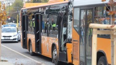 Автобус и лека кола се сблъскаха в София