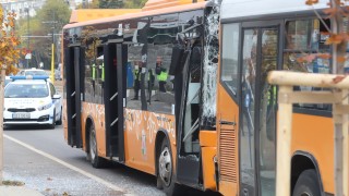 Два автобуса на градския транспорт се сблъскаха в София днес