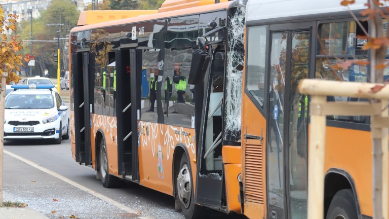 Два автобуса на градския транспорт се сблъскаха в София днес,