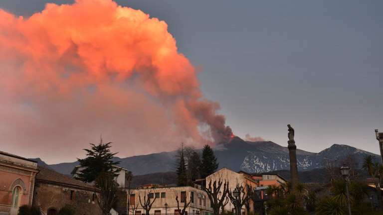 Най-активният вулкан в Европа, Етна, изригна в неделя, изхвърляйки пепел