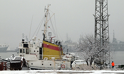 Силен вятър затвори пристанищата във Варна и Бургас