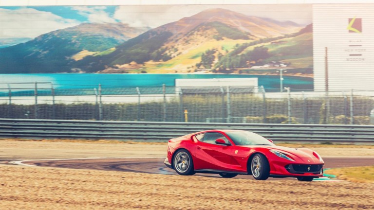 Ferrari ще изгражда слънчева електроцентрала до тестова писта 