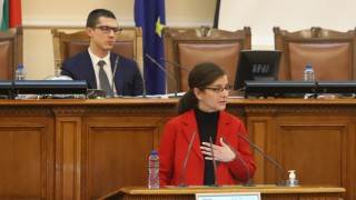 Депутатите слушат Генчовска за диалога й със Скопие открито