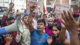 Мощна протестна вълна разтърси шивашката индустрия на Бангледеш Работници които