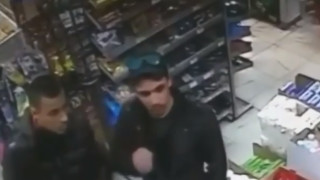 Двама младежи са заснети от охранителни камери да крадат алкохол