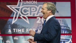 Британският евроскептичен политик Найджъл Фараж осмя идеята че тайно е