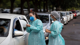 Хиляди умират от коронавируса в Бразилия а президентът Болсонаро сменя