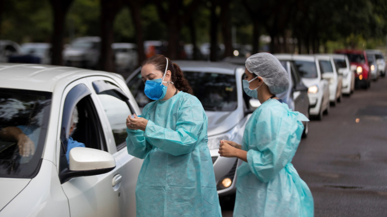 Хиляди умират от коронавируса в Бразилия, а президентът Болсонаро сменя
