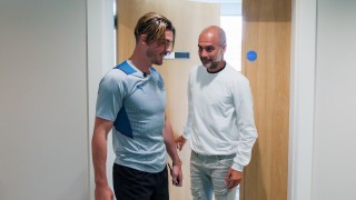 Мениджърът на Манчестър Сити Пеп Гуардиола коментира с усмивка