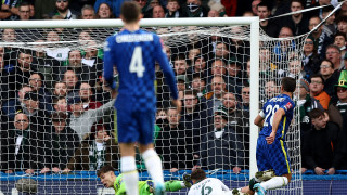 Капитанът на Челси Сесар Аспиликуета говори пред медиите на